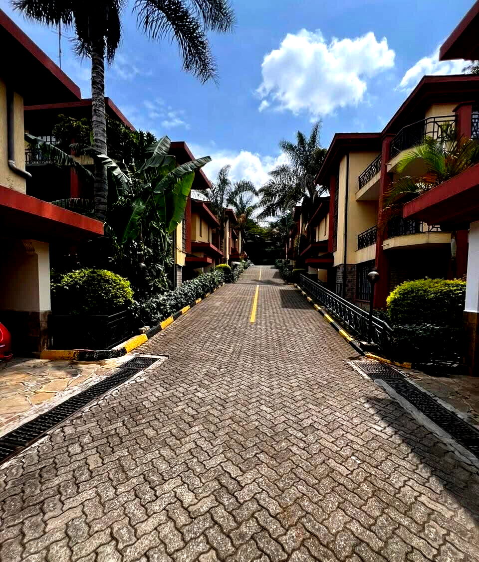 Sunken Living Room Townhouse with DSQ & Garden - Lavington