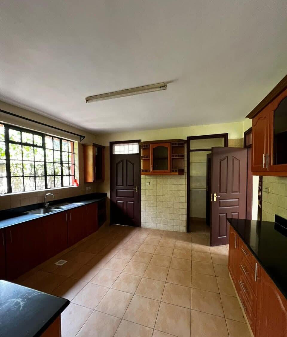 Sunken Living Room Townhouse with DSQ & Garden - Lavington