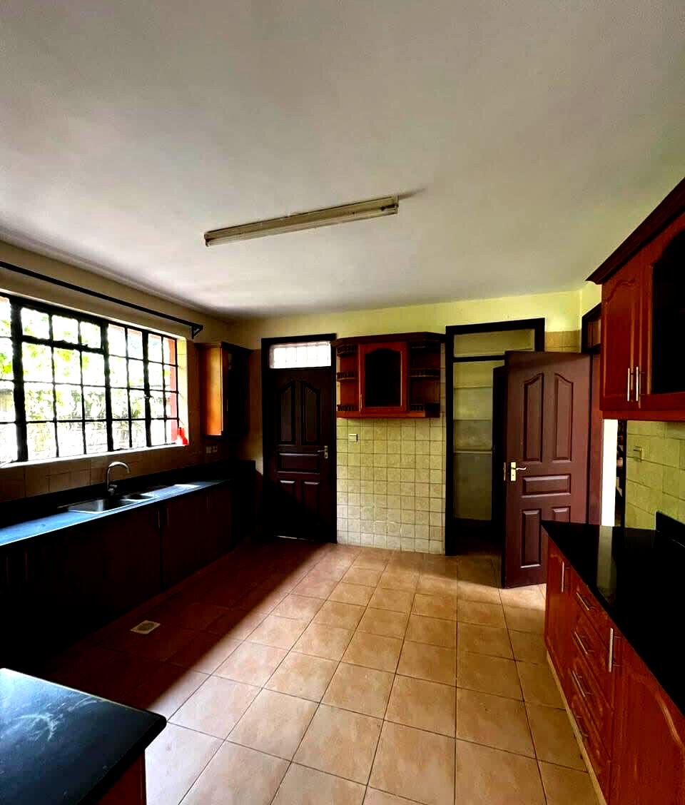 Sunken Living Room Townhouse with DSQ & Garden - Lavington