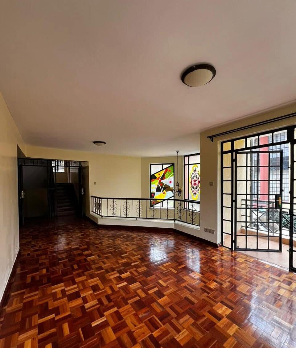Sunken Living Room Townhouse with DSQ & Garden - Lavington