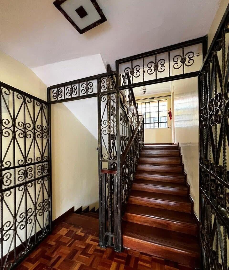 Sunken Living Room Townhouse with DSQ & Garden - Lavington