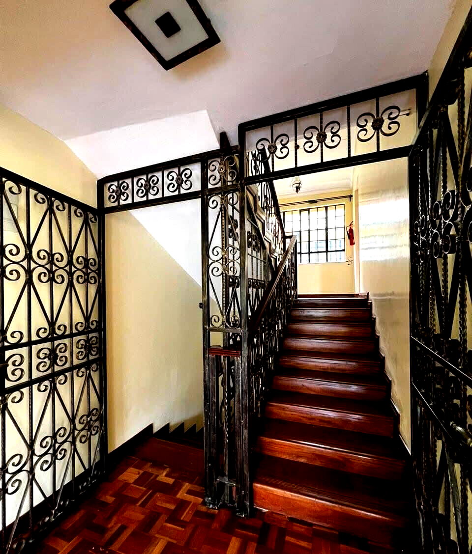 Sunken Living Room Townhouse with DSQ & Garden - Lavington
