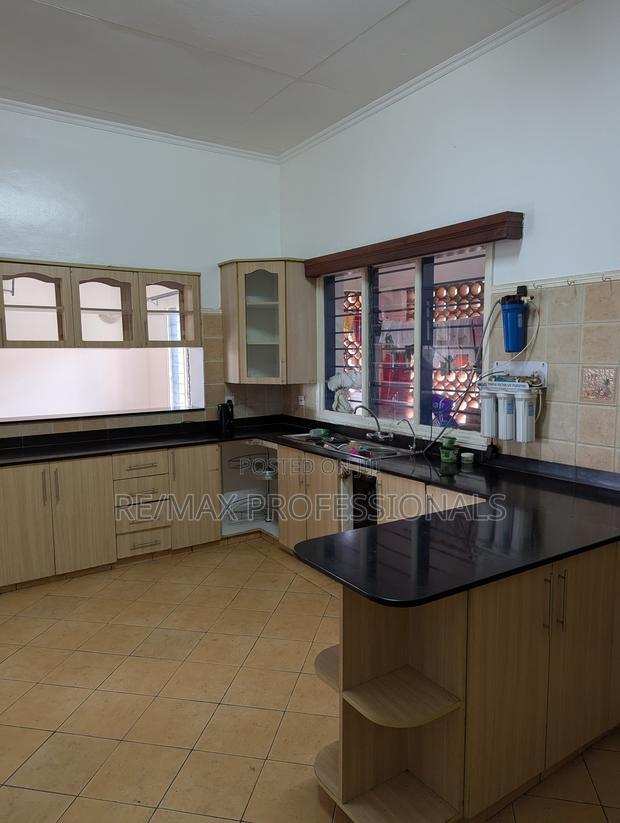 5bdrm Penthouse in Muthangari for rent