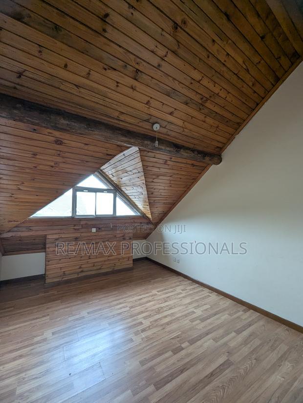 5bdrm Penthouse in Muthangari for rent