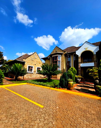 6BR Mansion with Garden & Parking