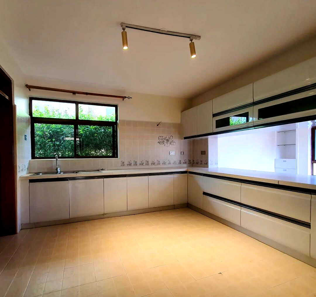 4BR All-Ensuite Townhouse with Clubhouse & Pool - Runda
