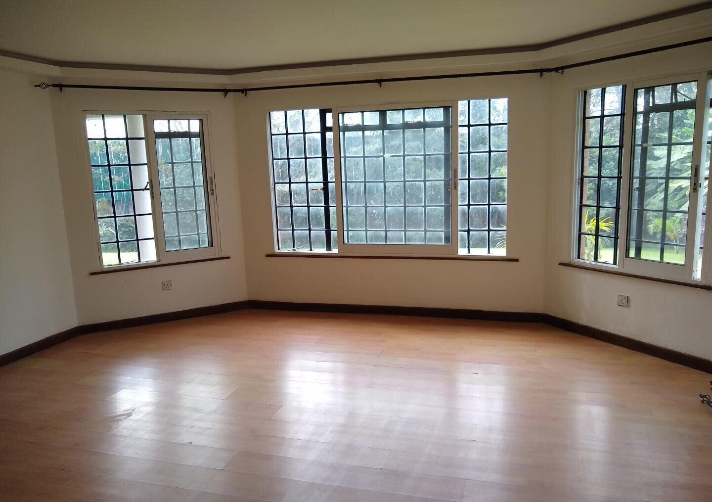Half Acre 5BR Haven at KSh 350K