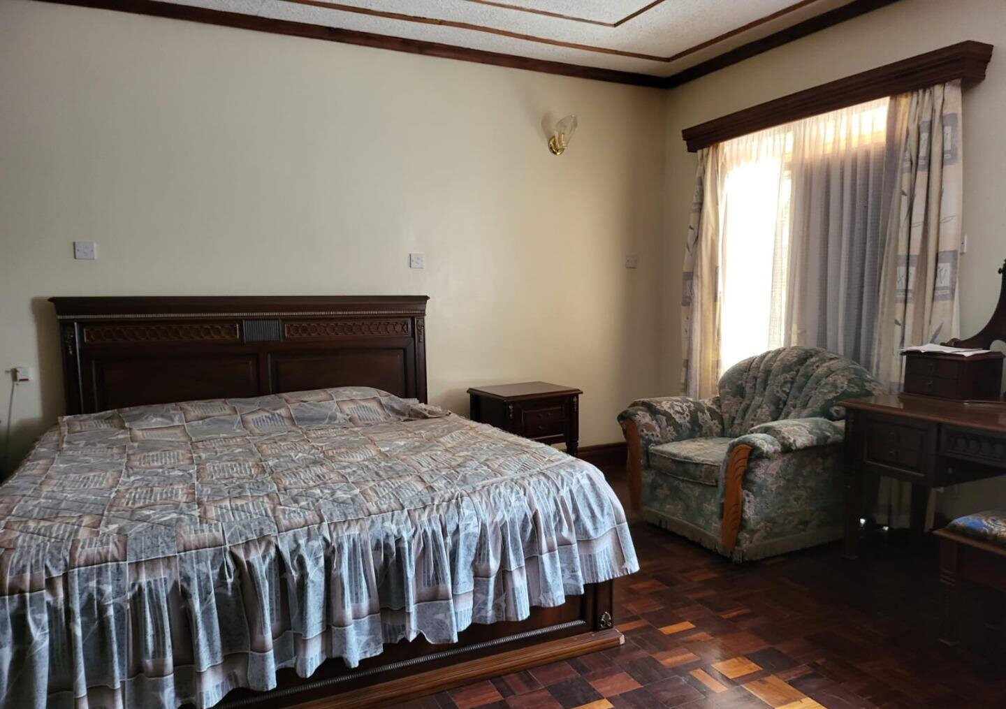 Half Acre 5BR Townhouse with Garden