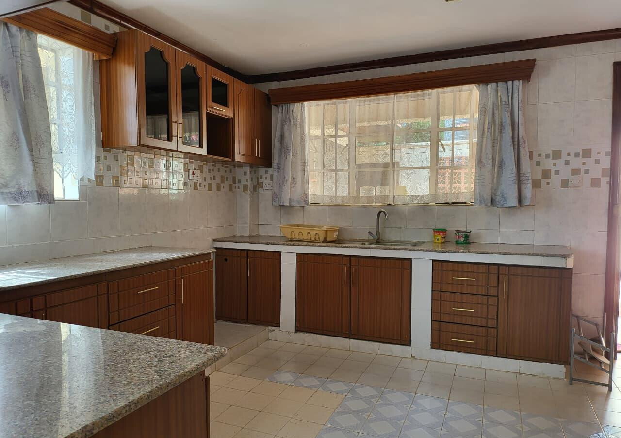 Half Acre 5BR Townhouse with Garden