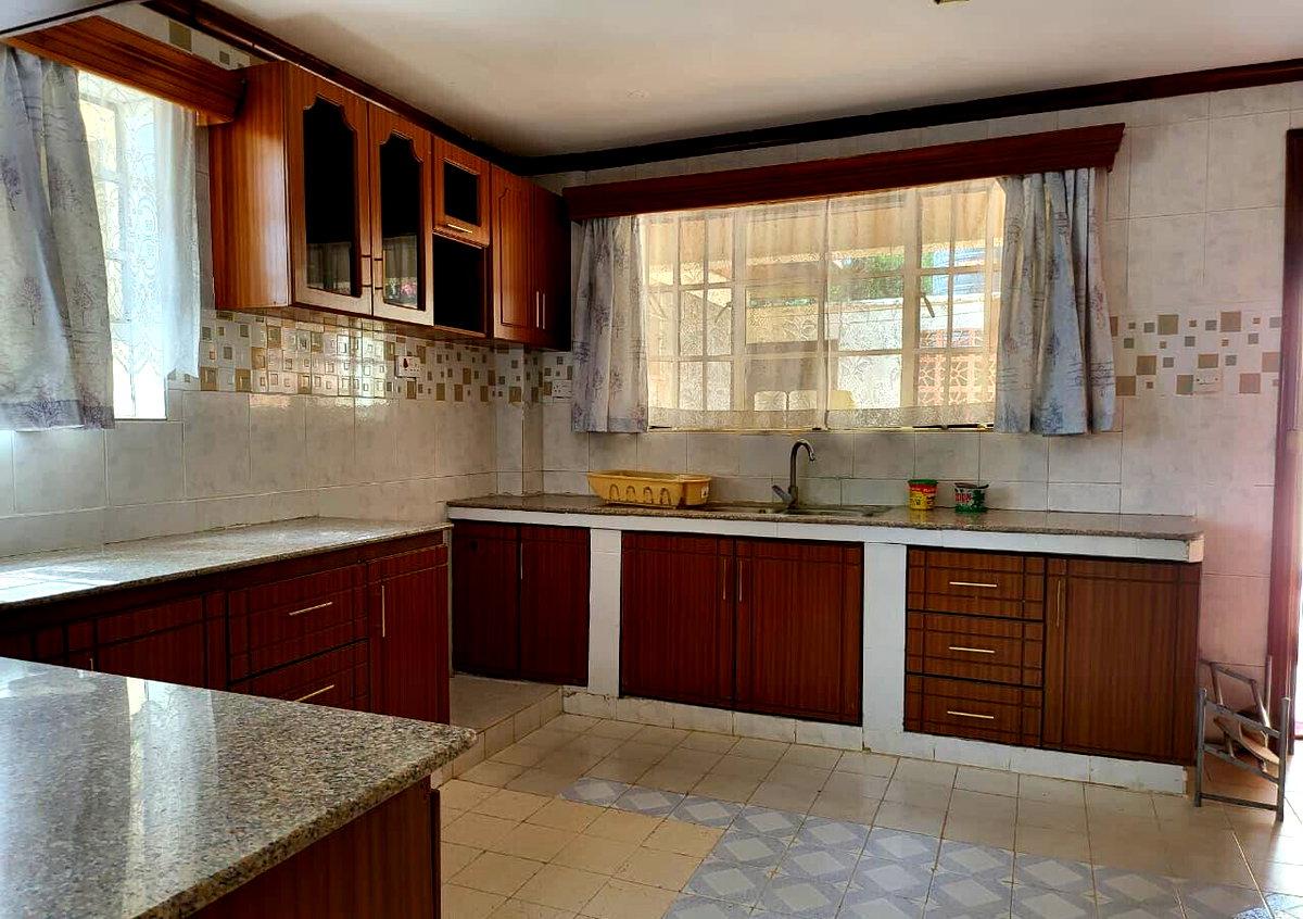 Half Acre 5BR Townhouse with Garden