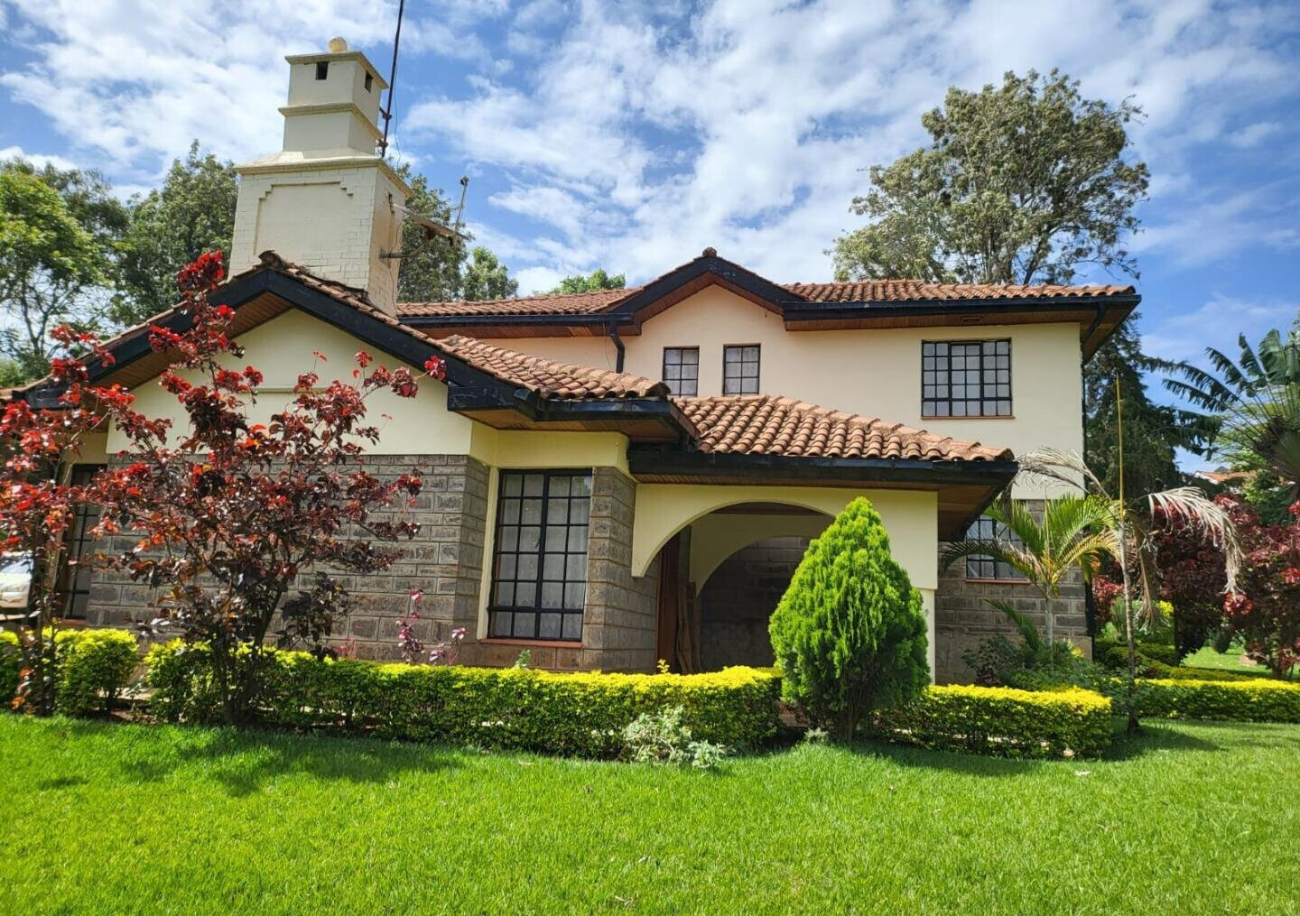 Half Acre 5BR Townhouse with Garden