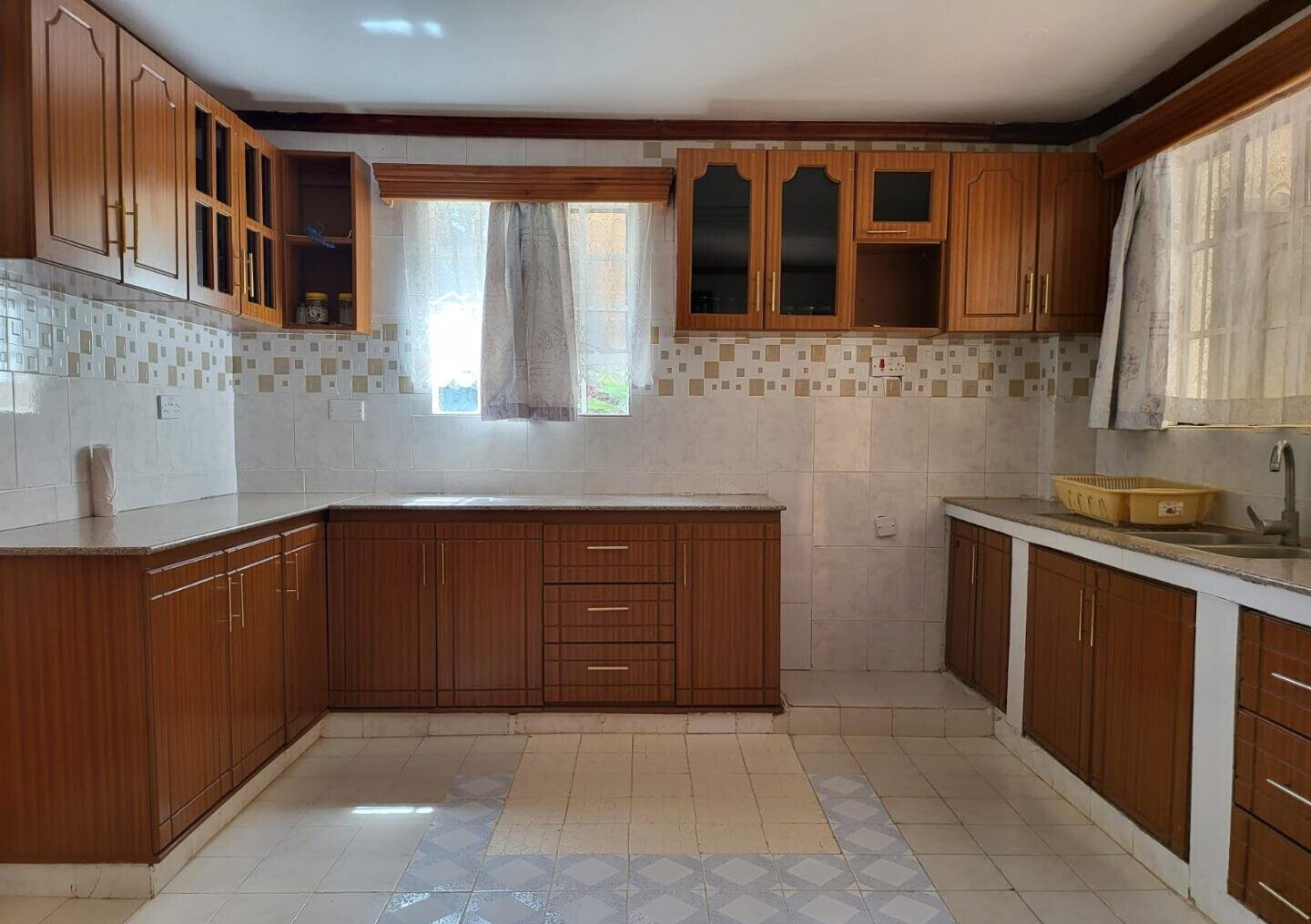 Half Acre 5BR Townhouse with Garden