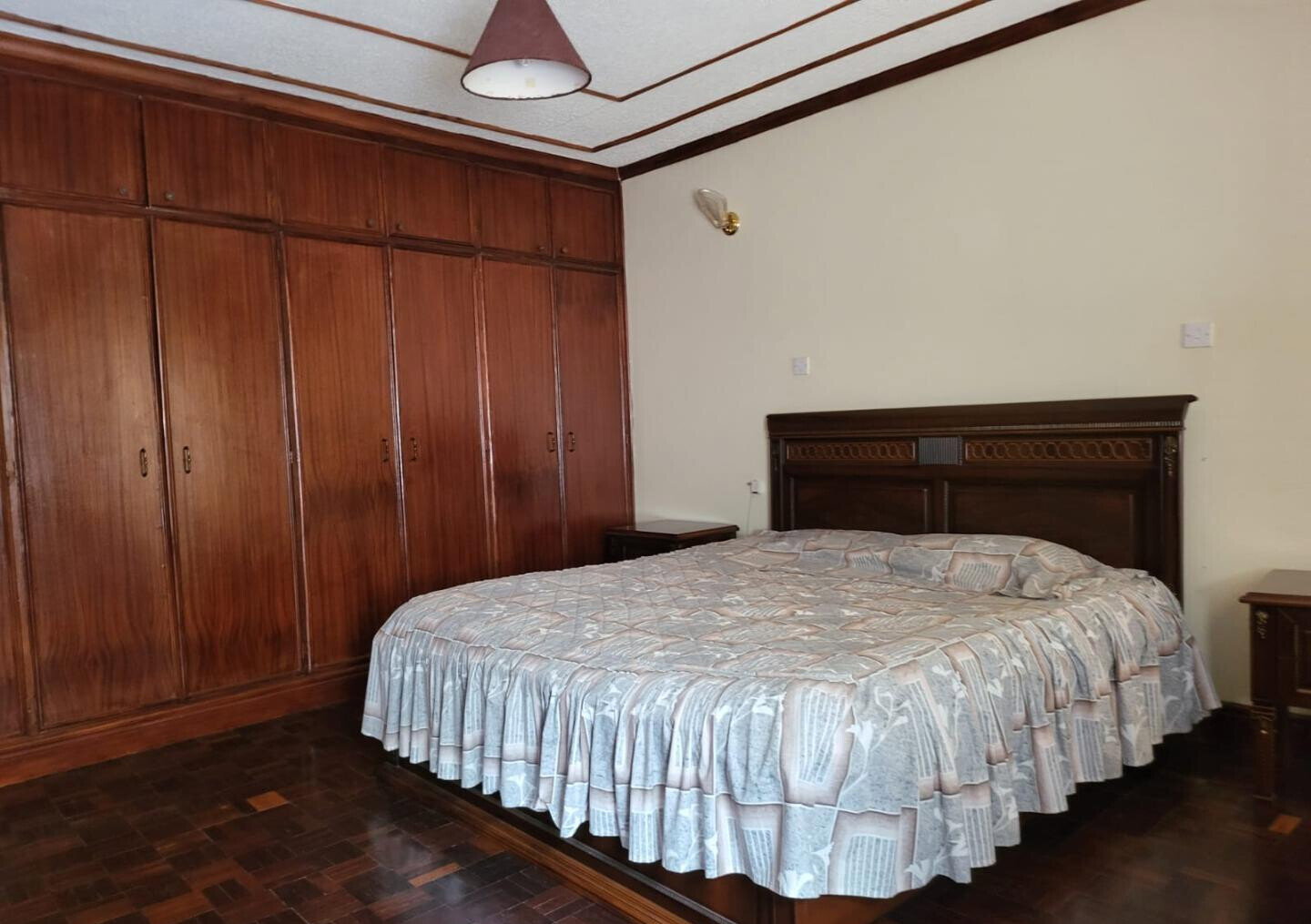 Half Acre 5BR Townhouse with Garden