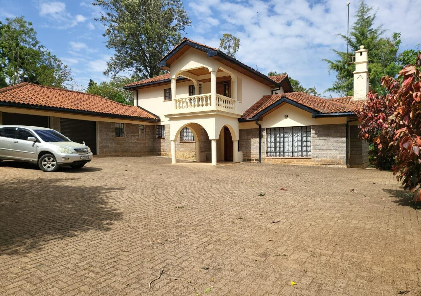 Half Acre 5BR Townhouse with Garden