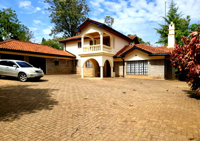 Half Acre 5BR Townhouse with Garden