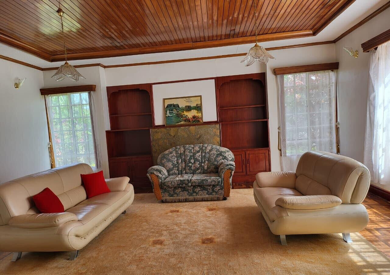 Half Acre 5BR Townhouse with Garden