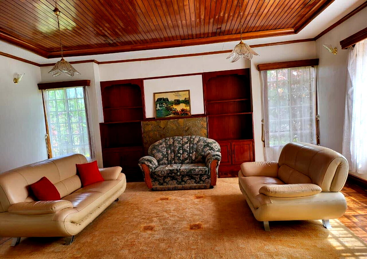 Half Acre 5BR Townhouse with Garden